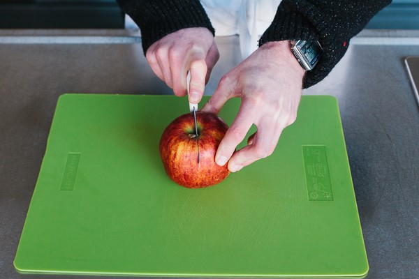 Appel in blokjes snijden